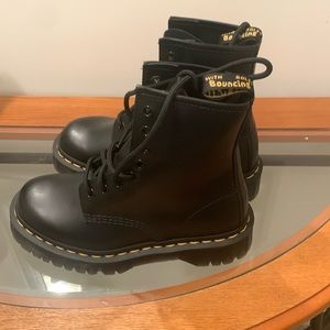 Dr Martens  unisex smooth  leather boots